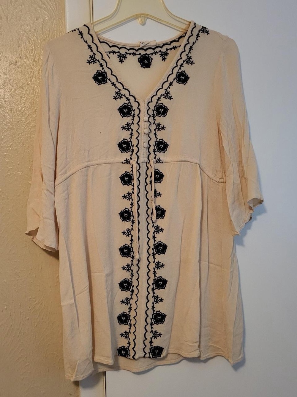 Embroidered V-Neck Short Sleeve Women's Top in Cream